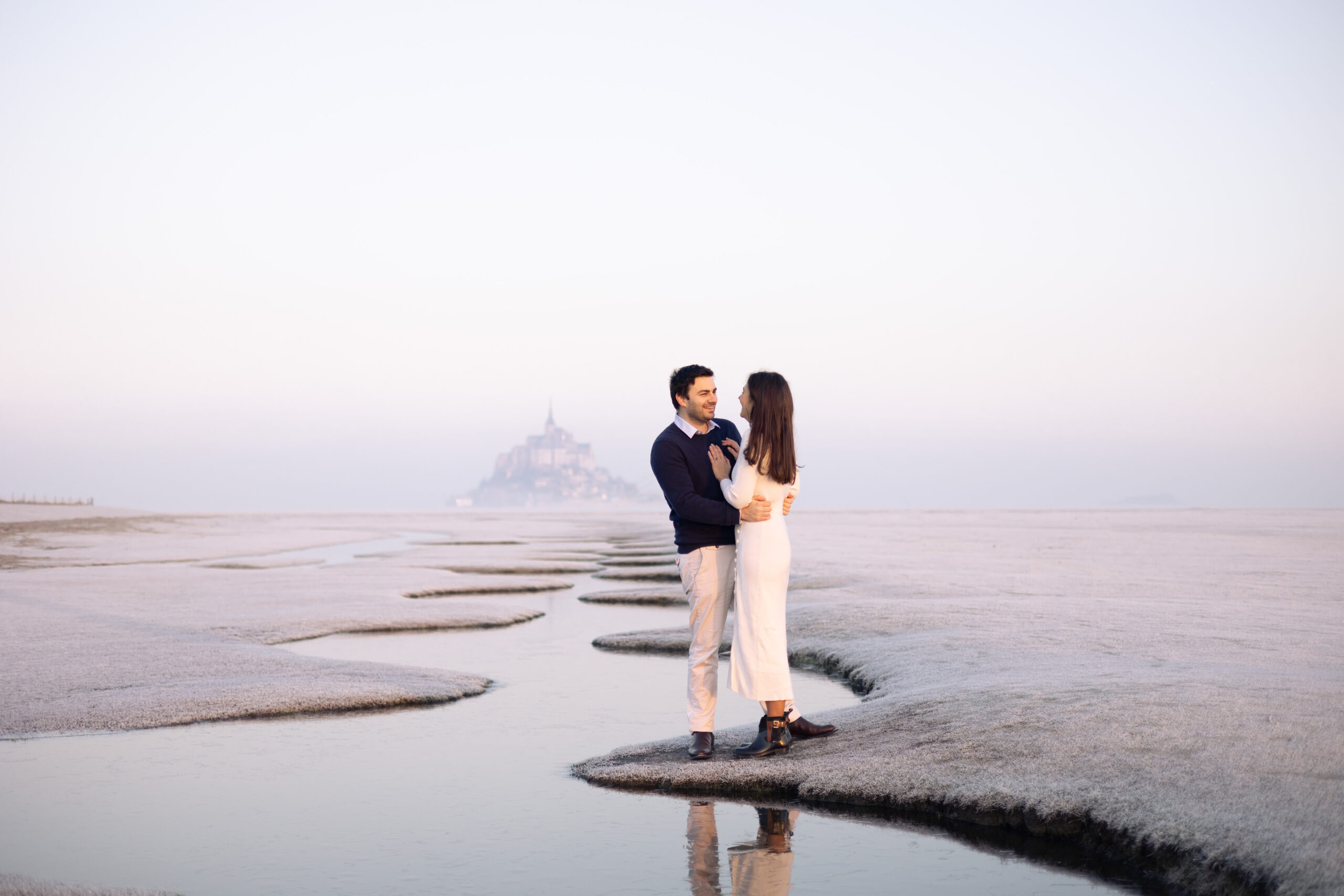 Un photographe en Normandie capture la beauté de votre couple dans leur élément naturel.