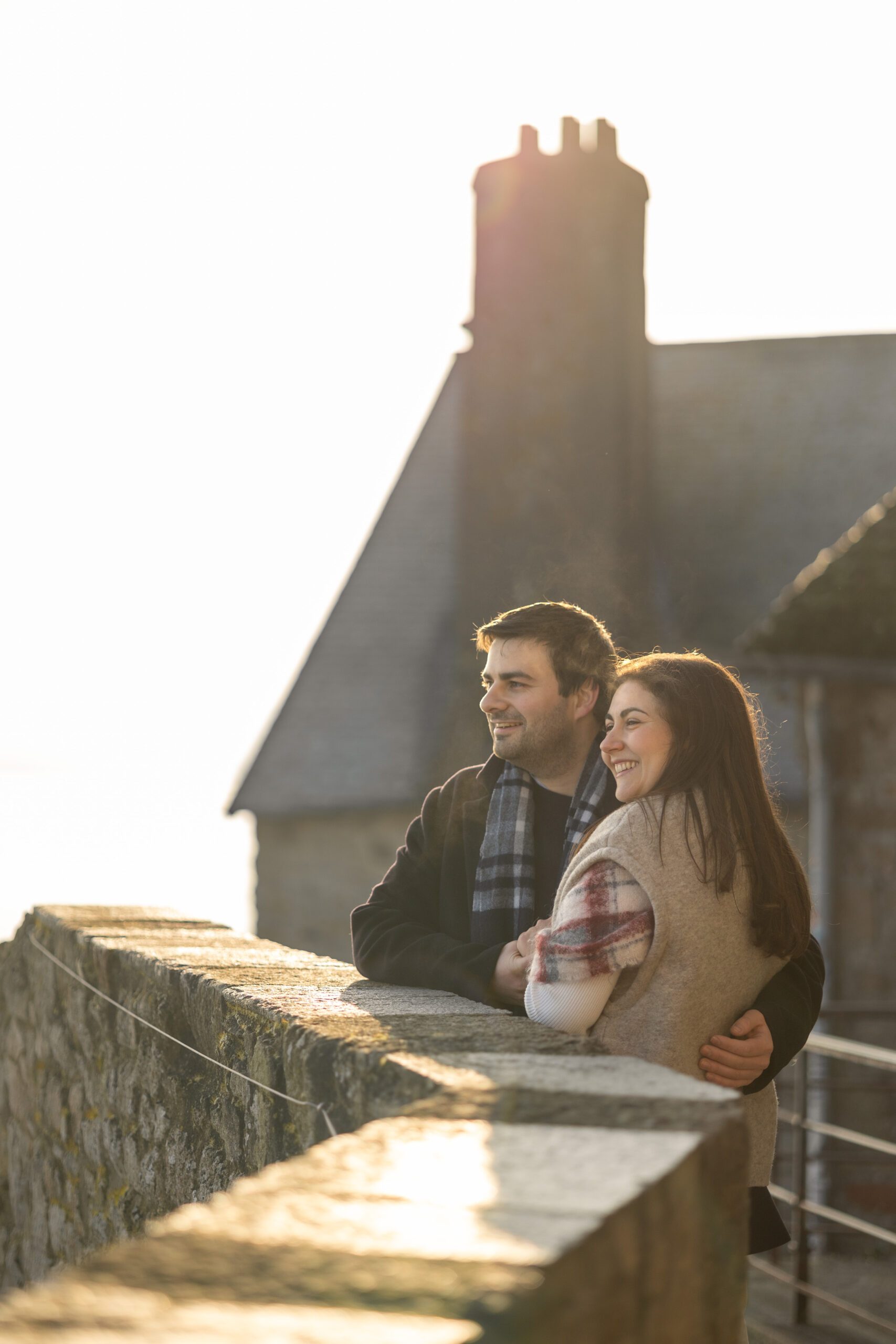 Un photographe dans l'orne capture la beauté de votre couple dans leur élément naturel.