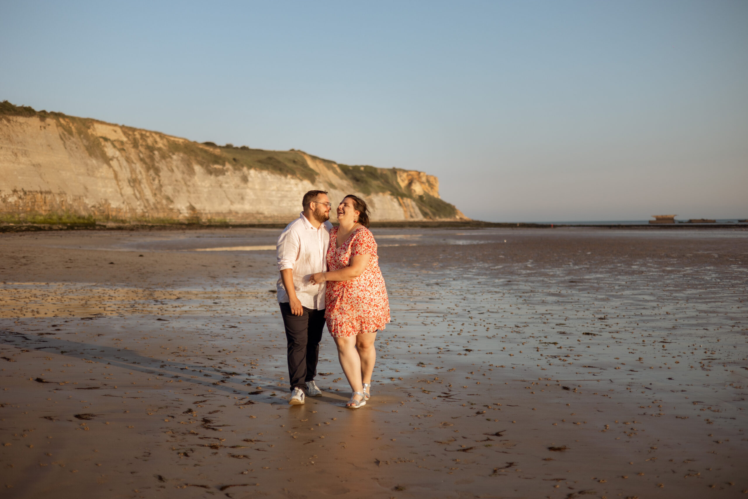 Un photographe en Normandie capture la beauté de votre couple dans leur élément naturel.