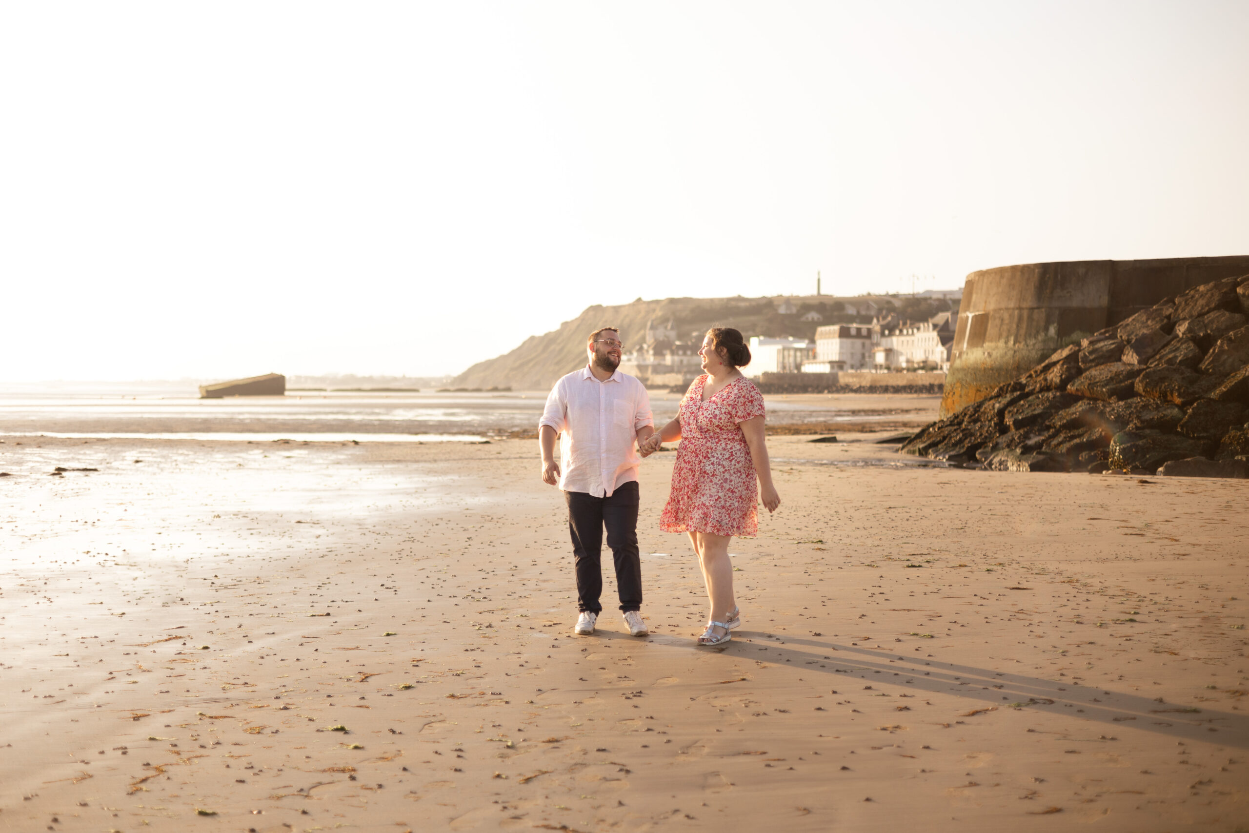 Un photographe en Normandie capture la beauté de votre couple dans leur élément naturel.